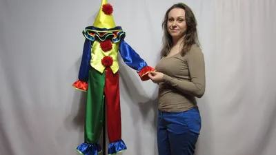 Фотография клоуна в костюме с гитарой