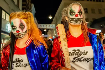 группа детей, одетых в жуткие костюмы хэллоуина, стоящих вместе и  улыбающихся Стоковое Фото - изображение насчитывающей друг, потеха:  253574166