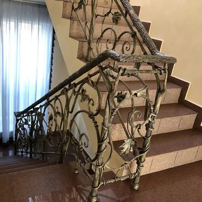 Кованые перила для лестницы в частном доме в Казани