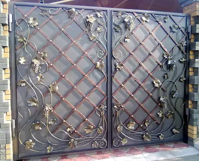 Обои с коваными воротами: создание уникального интерьера в доме