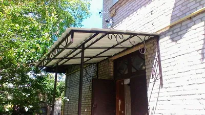 Навес над крыльцом частного дома с ковкой – купить по цене от 24 800 руб.