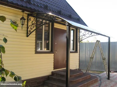 Навес над входом в дом из поликарбоната в цвете Solar grey (серый, графит)