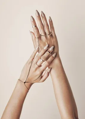 Красивая женская рука с кольцом