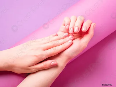 Фото женской руки с маникюром френч