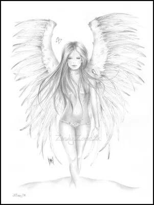 Фото Девушка - ангел с соломенного цвета волосами, с веночком на голове,  белыми крыльями на фоне облаков