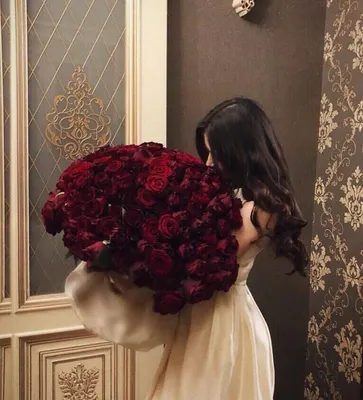 Девушка с розами со спины - красивые фото