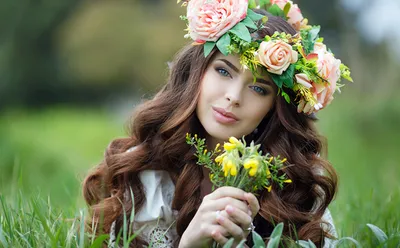 Красивая девушка в розах в природе Стоковое Фото - изображение  насчитывающей природа, художничества: 69104374