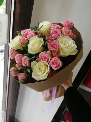 Букет красивых роз в руках девушки Стоковое Фото - изображение  насчитывающей глаз, праздновать: 109136516