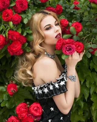 Фото Девушка с букетом роз