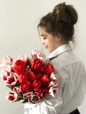 Девушка‐роза, розы вокруг неё, …» — создано в Шедевруме