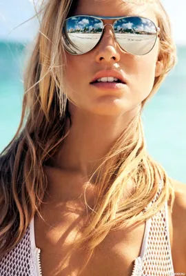 Лицо красивой девушки в солнечных очках, отражающих пальмы стоковое фото  ©4kclips 551785682