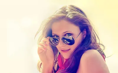 Красивая девушка в сидеть солнечных очков Стоковое Изображение -  изображение насчитывающей красивейшее, калифорния: 57488581