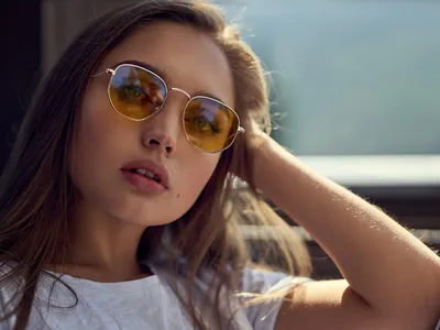 Красивая девушка в солнечных очках принимает селфи на пляже :: Стоковая  фотография :: Pixel-Shot Studio