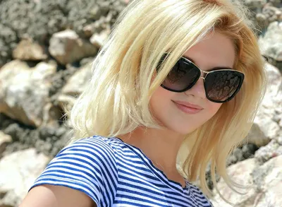 Красивая девушка в солнечных очках | Премиум Фото