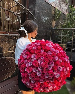 БУКЕТЫ|ЦВЕТЫ| МСК on Instagram: “У нас не только самые красивые цветы в  Москве, но и самые красивые покупате… | Цветочные букеты, Букет цветов,  Букет цветов девушка
