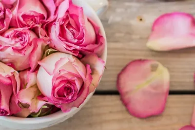 Лепестки роз по цене 2750 ₽ - купить в RoseMarkt с доставкой по  Санкт-Петербургу