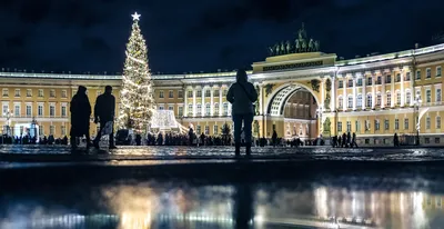 Красивые танцы молодой женщины, в то время как с учетом шифоновые платье и  платок и флористическое главное платье. Стоковое Фото - изображение  насчитывающей питье, шифон: 182533964