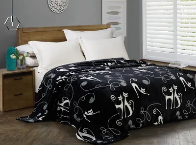 Красивые постельное белье на большой кровати в спальне размера короля  Стоковое Фото - изображение насчитывающей красивейшее, сон: 194627546