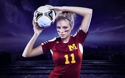 Красивая Fit Подростковой Футбол Игрок Девушка И Мяч Стоковые Фотографии |  FreeImages