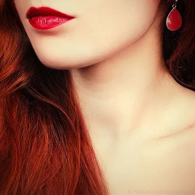 Красивая молодая рыжая женщина на белом фоне :: Стоковая фотография ::  Pixel-Shot Studio