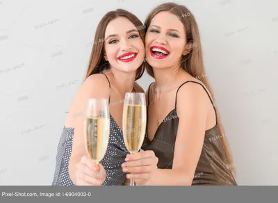 Красивые молодые женщины с шампанским на светлом фоне :: Стоковая  фотография :: Pixel-Shot Studio