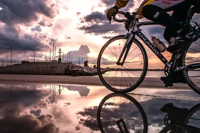 Путешествовать велосипедом Красивый пейзаж с велосипедом Стоковое  Изображение - изображение насчитывающей лето, напольно: 96223413