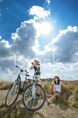 Красивая девушка с велосипедом спорт Стоковое Фото - изображение  насчитывающей движение, способ: 83829886