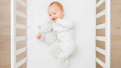 Прелестный маленький младенец Усаживание младенца над белизной, малышами  ягнится сидит в пеленке Стоковое Изображение - изображение насчитывающей  глаза, влюбленность: 152851569