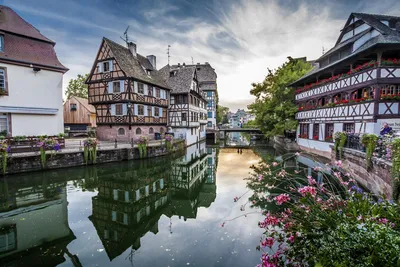 Красивые места Франции - красочной деревни Riquewihr в Эльзасе Стоковое  Изображение - изображение насчитывающей напольно, лето: 77539565