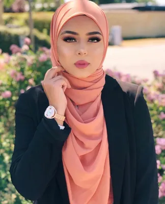 Две мусульманки хиджаба на розовом фоне Стоковое Изображение - изображение  насчитывающей одежда, пластмасса: 148104657