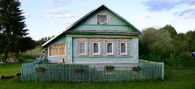 Фото старинного дома в Новочеркасске с красивыми арочными формами в окнах и  над входом