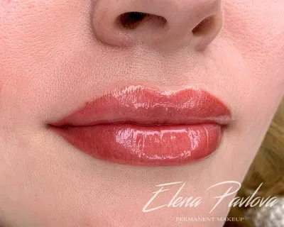 Картинка красивого татуажа губ с использованием перламутровых оттенков