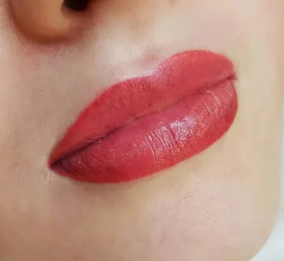 Красивый татуаж губ с использованием техники пудровые губы