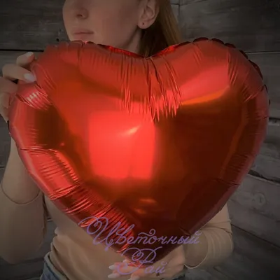 Подарок красное сердце из бумаги в руках. Stock Photo | Adobe Stock