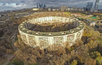 На углу круглого дома\". Почему в Советском Союзе появились круглые дома