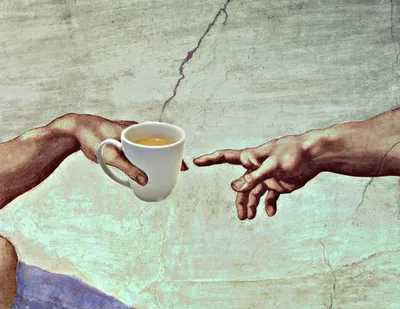 Фотография руки, держащей чашку с кофе