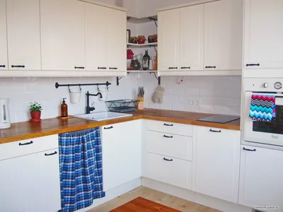Белая кухня Икеа 10 кв.м в стиле кантри (27 фото)