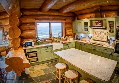 Кухня в деревянном доме из бревна.