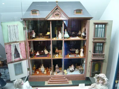 Кукольный домик конструктор SHARKTOYS для девочек с мебелью светом куклами  4 этажа 11 комнат купить по цене 5643 ₽ в интернет-магазине Детский мир