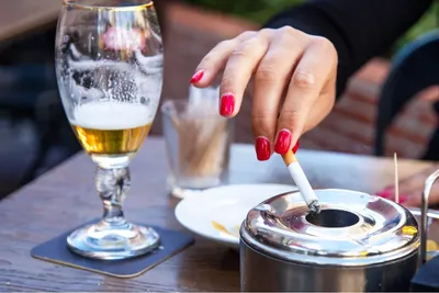 Молодая женщина пьет алкоголь и курит сигары в баре :: Стоковая фотография  :: Pixel-Shot Studio