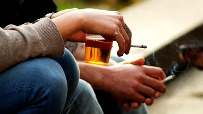 Молодая женщина пьет алкоголь и курить сигары в баре, крупным планом ::  Стоковая фотография :: Pixel-Shot Studio