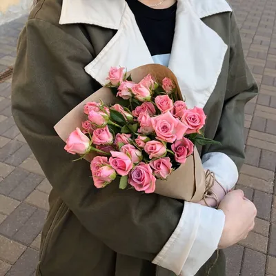 Необычный букет для мамы из кустовых роз с лизиантусом купить с доставкой  по Томску: цена, фото, отзывы