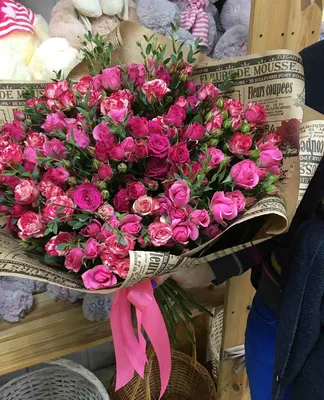 Кустовые розы в коробке за 9 690 руб. | Бесплатная доставка цветов по Москве