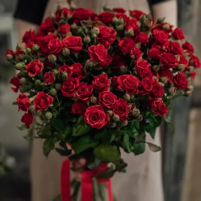 Розовые кустовые розы в средней черной шляпной коробке купить с доставкой в  Москве | Заказать букет цветов недорого