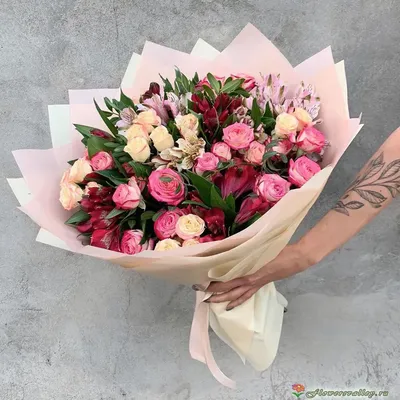 Кремовые кустовые розы с эвкалиптом купить в Краснодаре с доставкой