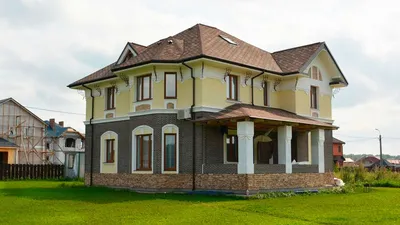 Лепной декор из пенопласта на фасаде дома от компании Азбука Фасада в  Романцево