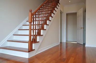 Широкая деревянная лестница на 2 этаж в частном доме