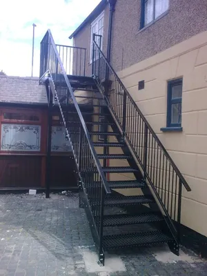 Уличные лестницы из металла и ДПК от 3 900 руб