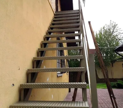 Лестница для коттеджа: как выбрать металлические модели на второй этаж