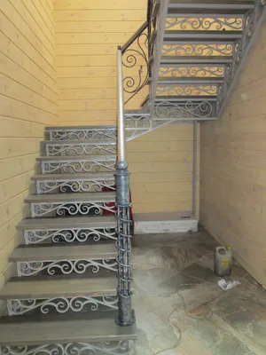 Кованная лестница с перилами внутри дома